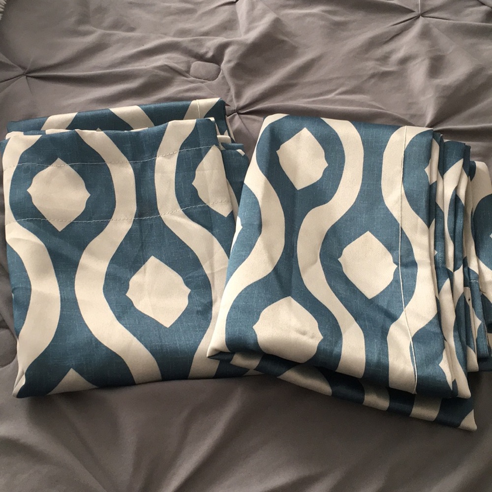 2 curtain panels